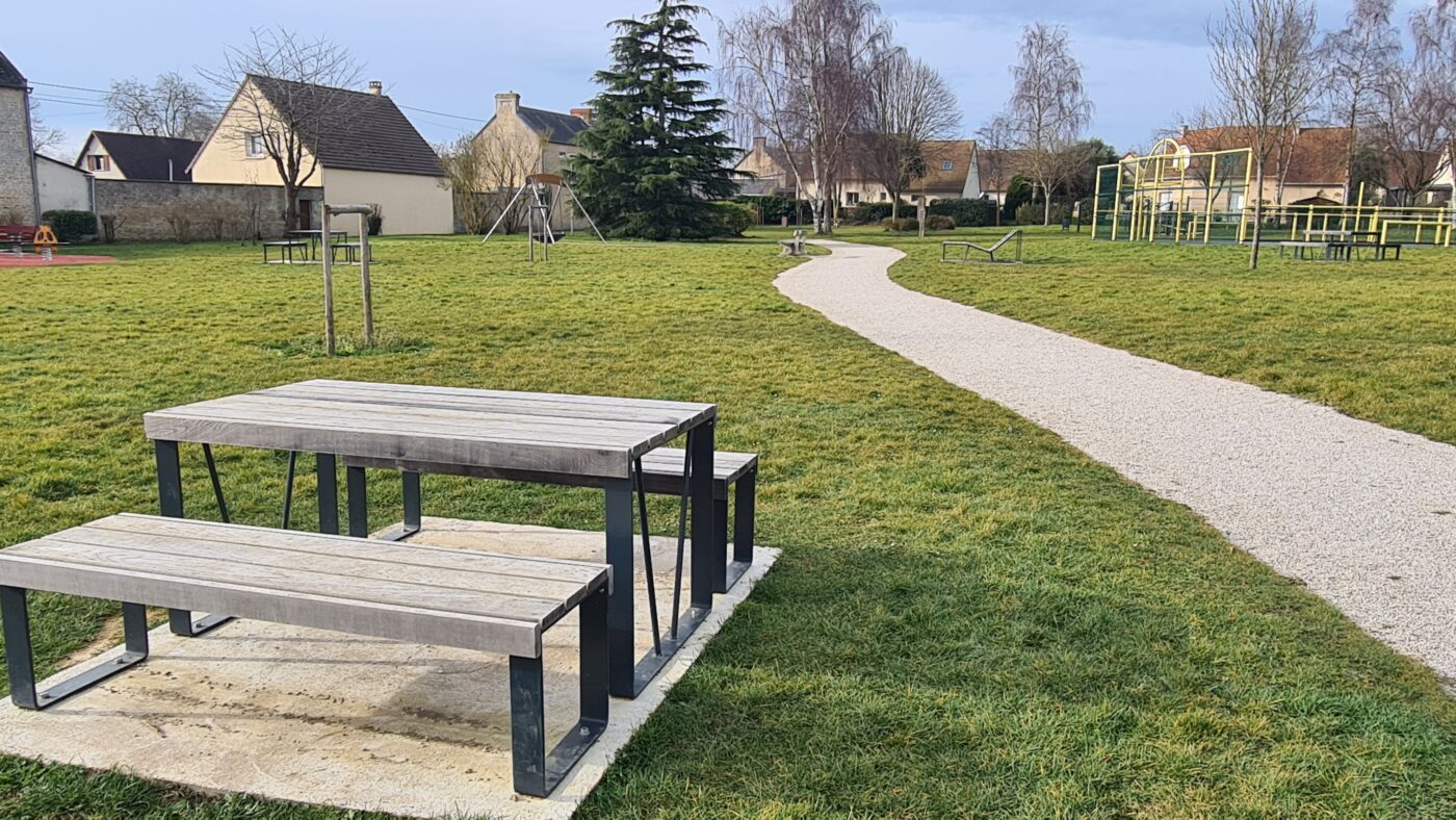Table et cheminement dans le parc
